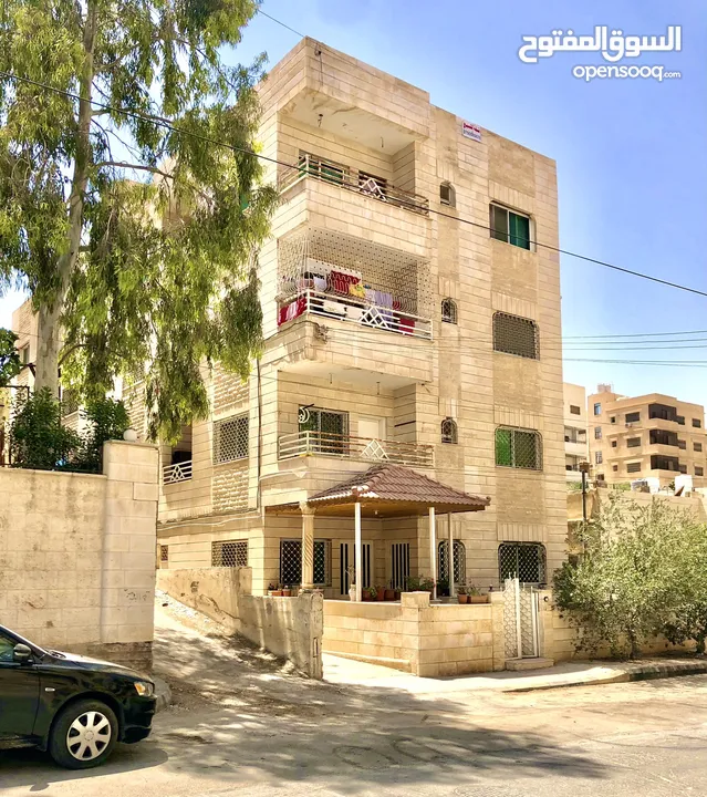 شقة للبيع في موقع مميز في الزرقاء الجديده - محاطه بفلل من جهتين
