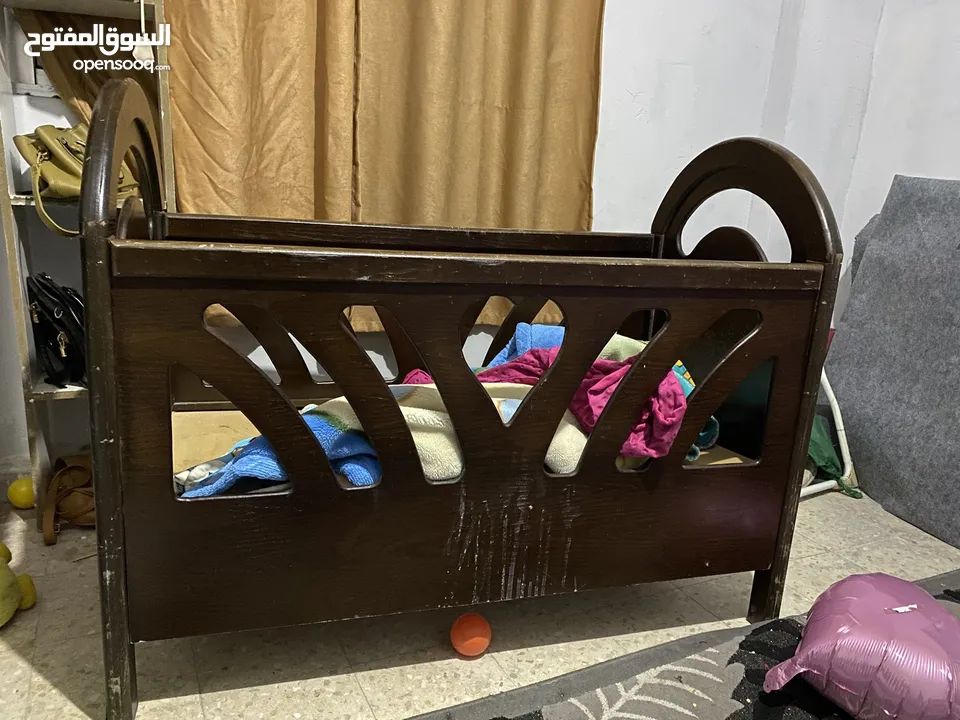 تخت بيبي بدرجين مساحة تخزين جيدة استعمال خفيف بحاجة لرشة دهان فقط