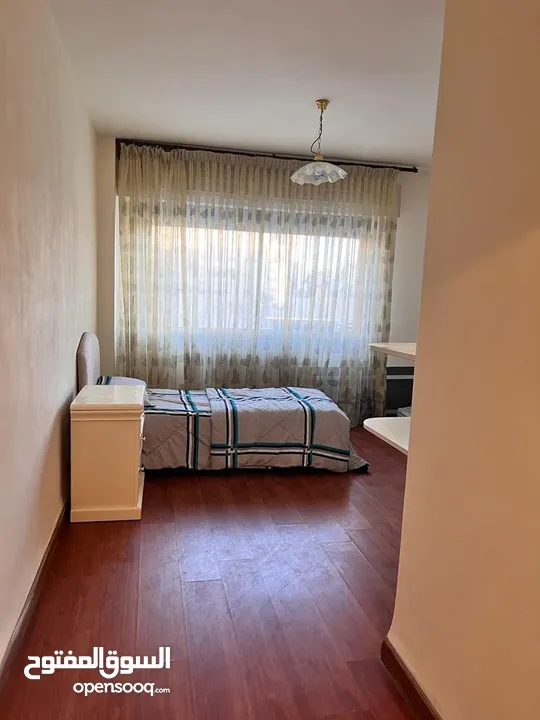 3 غرف نوم ,مفروش مع كامل الاحهزة ، ط4 مقابل فندق سانت ريجز / يوجد غرفتين .حمامين ط3  عبدون