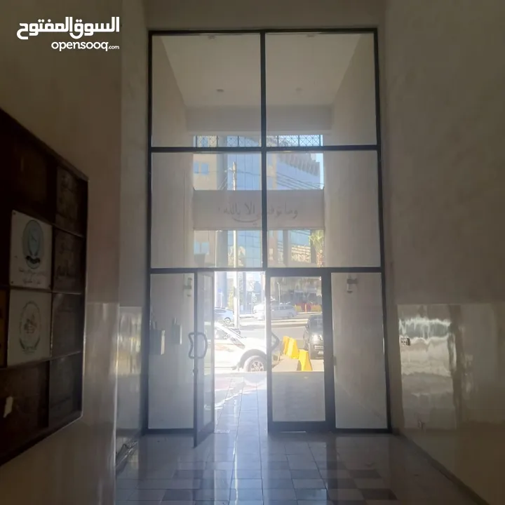 مكتب مميز مساحة 300 متر مربع للايجار بسعر مناسب