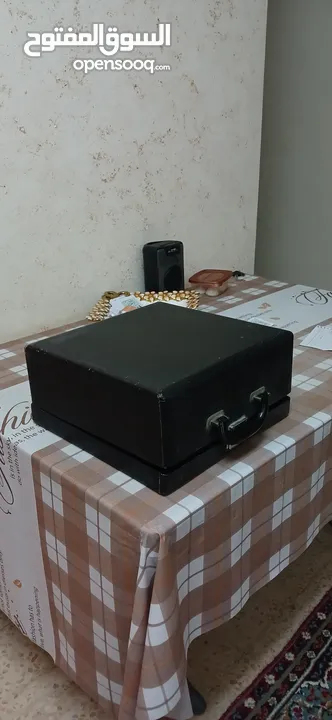 آلة طابعة كلاسيكية قديمة تم الحفاظ عليها تعمل مئة بالمئة تضيف رونق لاي مكان توضع به