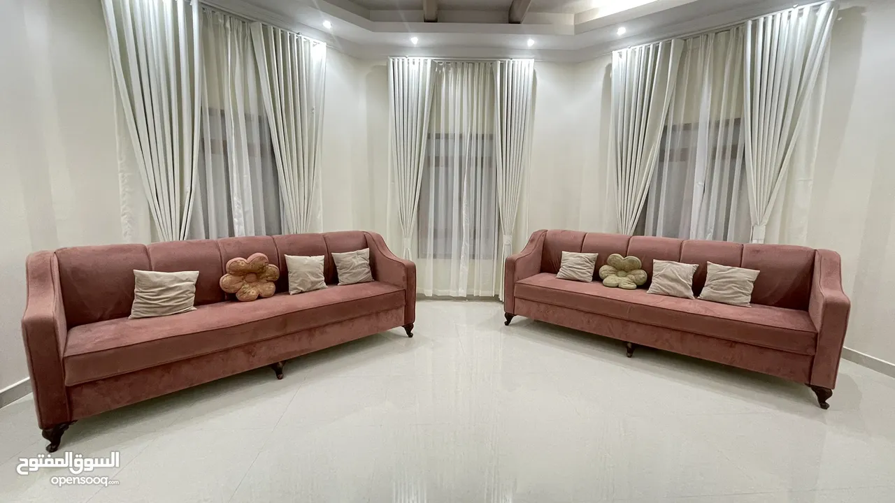 3 sofas with their pillows. 3 كنبات مع الوسائد