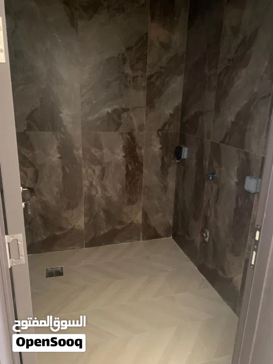 فيلا 6 غرف ماستر للبيع جاهز للسكن بسعر مميز  تشطيبات مودرن باركنج مغطي منطقه الريمان 2