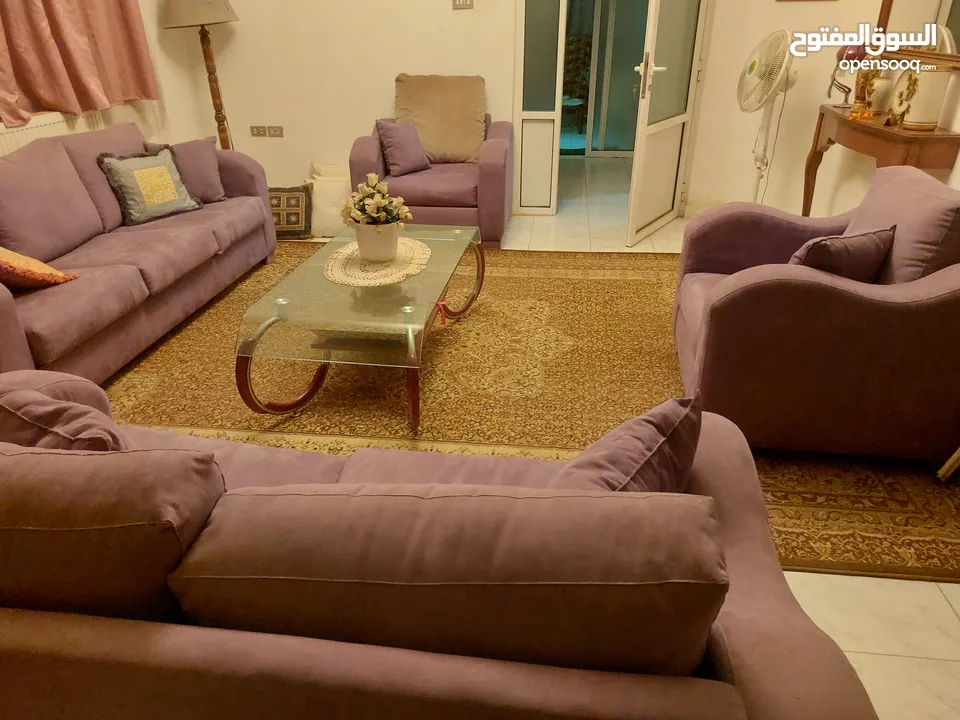 طقم كنب مع طاولة صغيرة