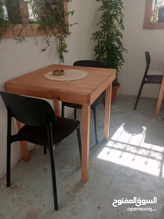 طاولات داخليه و خارجيه مع كراسي من ايكيا عدد كبير بحاله الوكاله وبأقل من استخدام شهرين