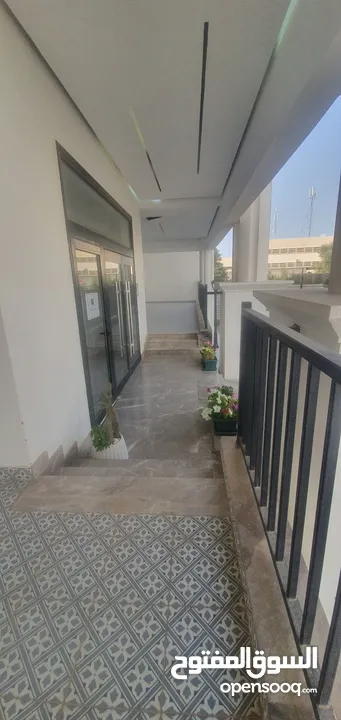 شقة جديدة حجم كبيرة نص تشطيب للبيع في مدينة طرابلس منطقة رأس حسن  بعد كباب العريبي علي يمين
