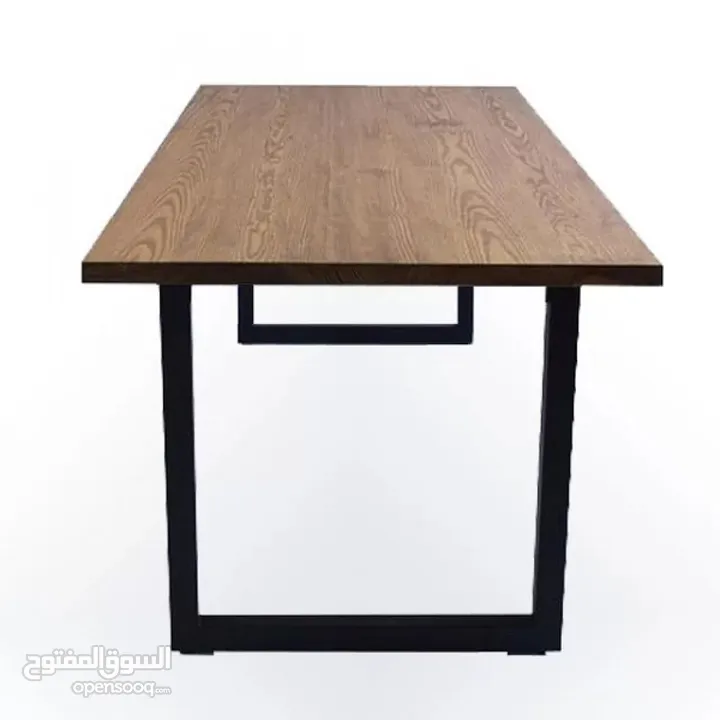 طاولة خشب صلب