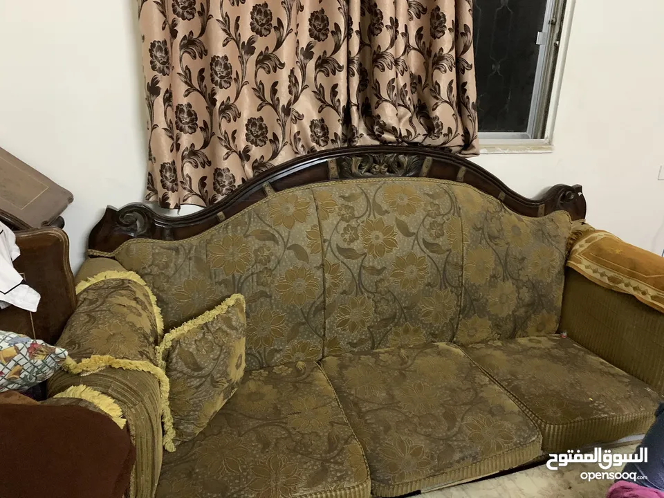 طقم كنب سبع مقاعد بحاله جيدة