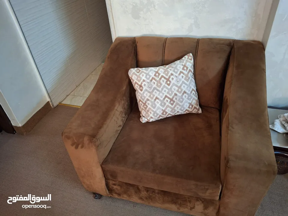 طقم كنب 7 مقاعد بحالة جيدة
