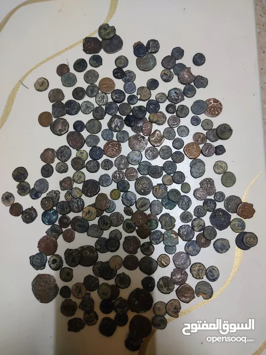 240 عملة قديمة مع صندوق قديم