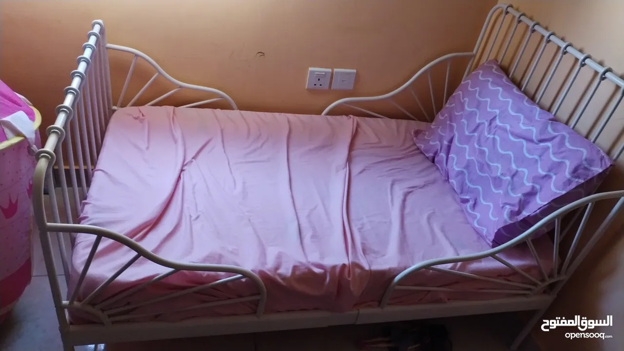 سرير قابل للتمدد من ايكيا شبه جديد