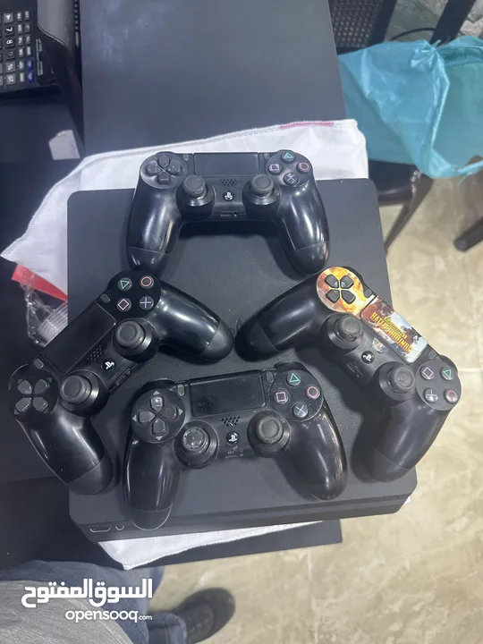 PS4 slim جهاز بليستيشين 4 سلم مع 4 ايادي تحكم و اشتراك للبيع مع 4 ايادي تحكم