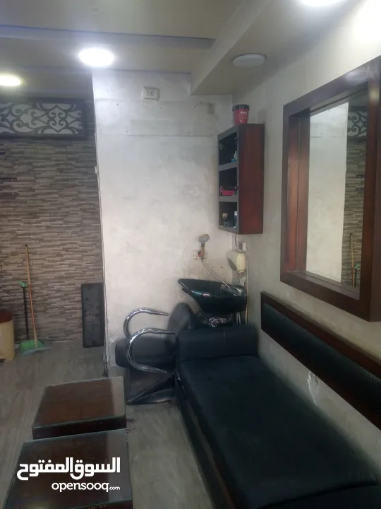 ديكور صالون حلاقه كامل مع الكراسي والمغسله والفرش شامل كل شي بالمحل باستثناء العده اليدويه