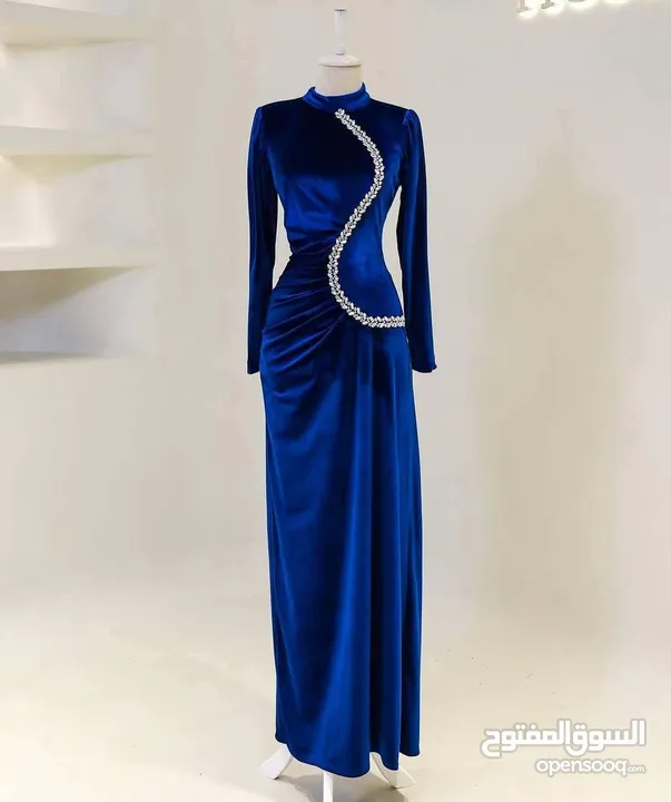 فستان سهرة أزرق مخمل راقي ، فخم و بحالة ممتازة ، مناسب للسهرات و الخطوبة و الأعراس .