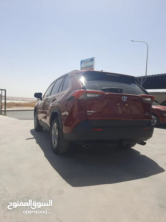 تويوتا راف فور XLE موديل 2022 لون خمري داخل جلد اسود عداد قليل