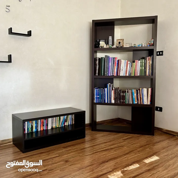 طقم صالون 3 قطع، سيرفر للمدخل، طقم طاولات سيرفر، طاولة تلفزيون، و وحدة رفوف للبيع