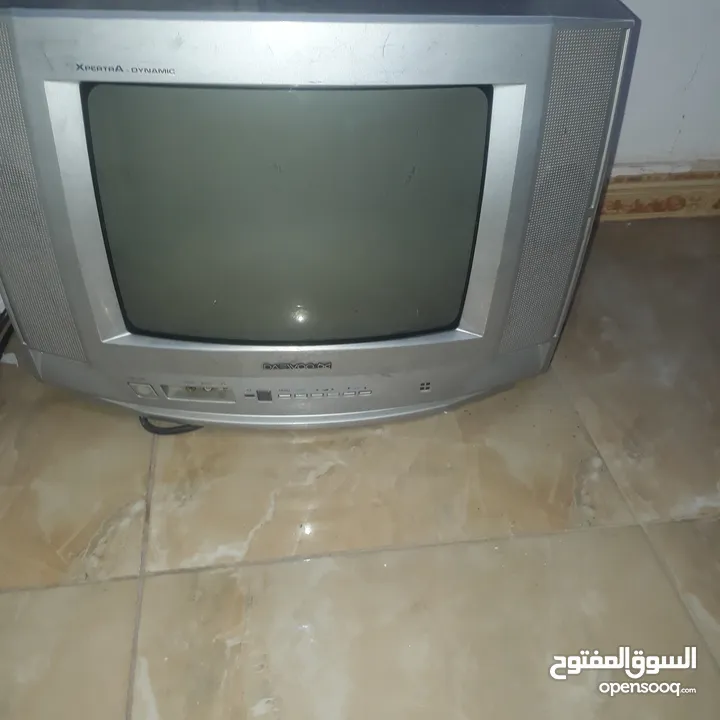 ثلاجة نوع ارشيلك تركية وغاز خمسة رووس وتلفزيون وطاولة تلفزيون