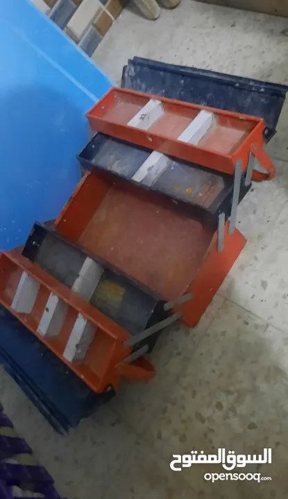 دريل وتخريقة ماكوتي الأصلي شغالات مية بالمية وشنطة عدة كبيرة وبتفتح عدة طبقات بتوسع كثير عدة بحدددد