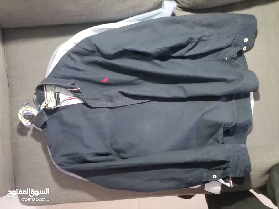 ملابس متنوعه للبيع ، قمصان و جاكيتات