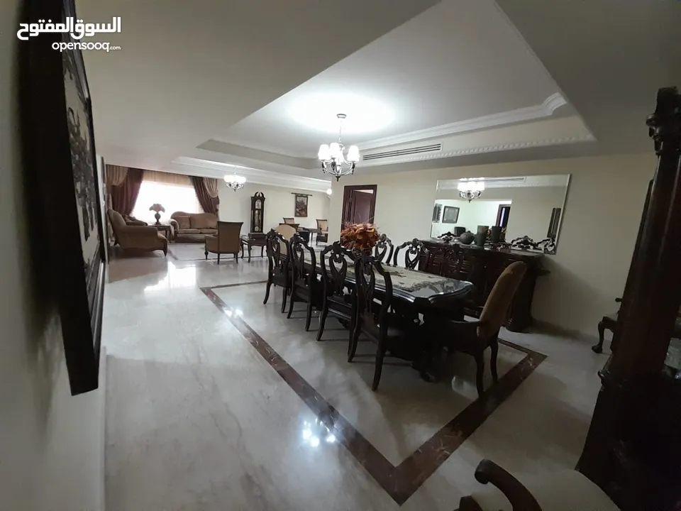 شقة طابقيه ( معلقه مستوى الشارع ) فارغة في دير غبار للبيع  ref : 14182