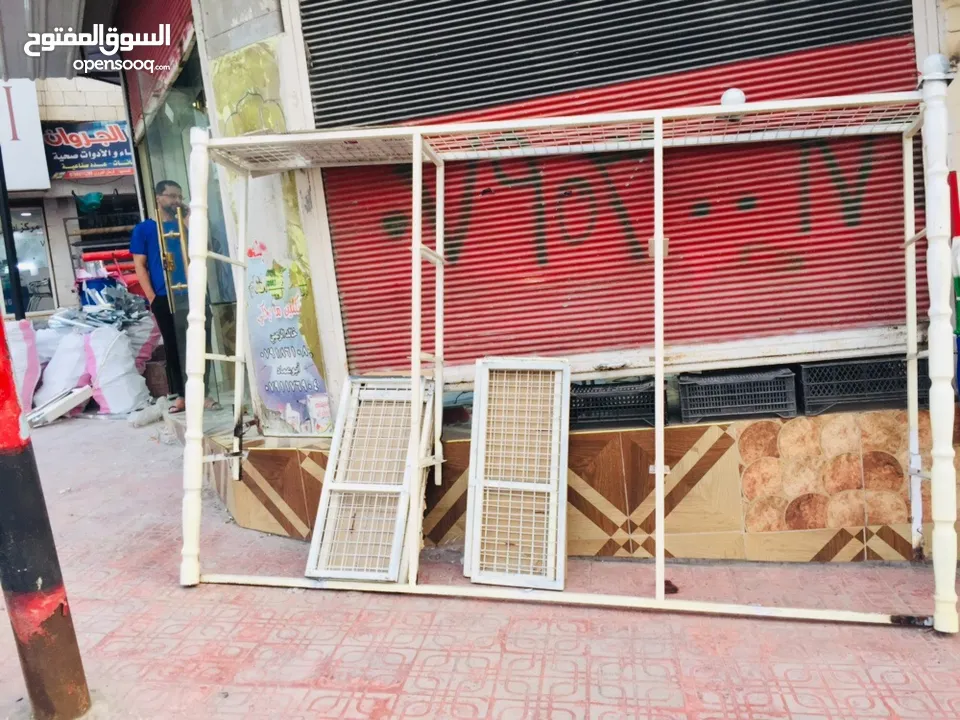 السلام عليكم  نصبة رفوف حديد نفصله تفصيل من الحديد الصب تصلح لجميع الاستخدامات معها رفوف ناقصها دهان
