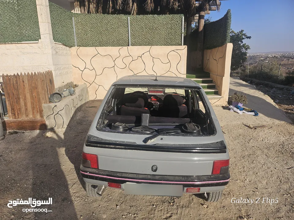 بيجو205 للبيع السيارة بس مكسر زجاجها بحاجة زجاج فيها ترخيص وتأمين وتنازل فوري