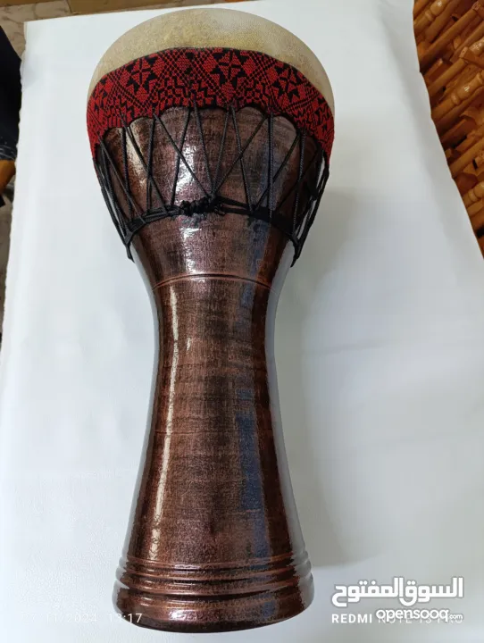 مجموعة متنوعة من الالات الموسيقية من الجلد الطبيعي وشغل يدوي 100%