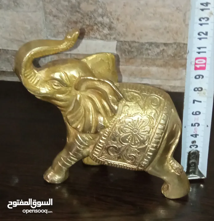 فيل نحاس منقوش