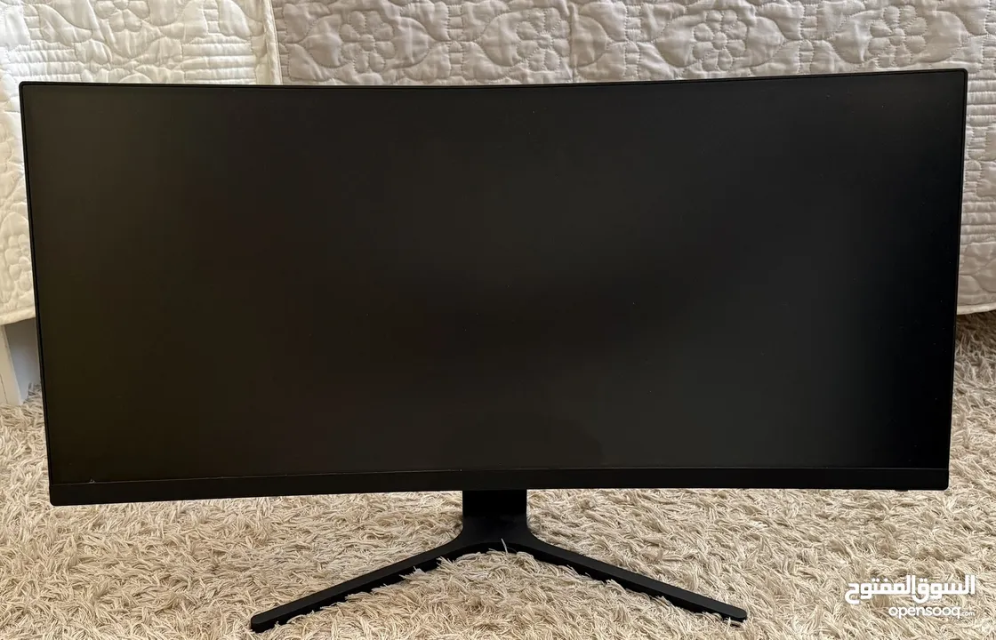 Three monitors for sale ثلاث شاشات للبيع