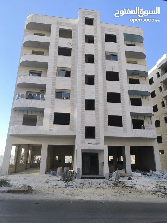 شقة عظم مميزة و محلات للبيع قرب مستشفى نابلس التخصصي/ شارع الجامعة الحرم القديم ... طابق أول
