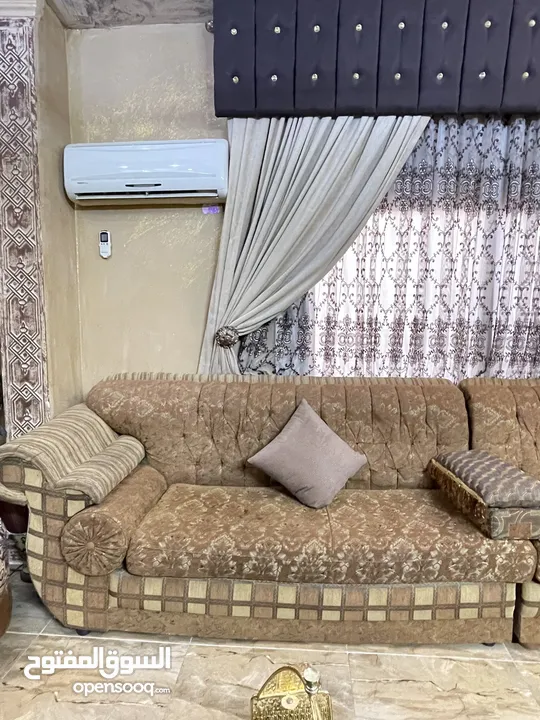 كورنر اماراتي خليجي مريح لغرفة جلوس او معيشه بلون عسلي مميز السعر 130 دينار السعر قابل للتفاوض
