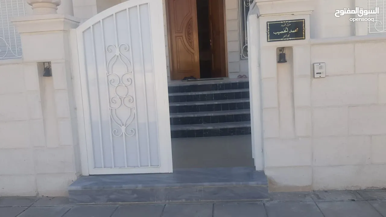 فيلا اربع واجهات حجر