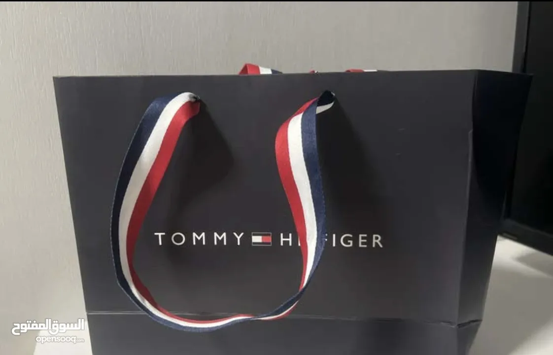 سواره tommy hilfigher  الاصليه . حجم كبير بسعر قوي جدا لجودتها. لون ازرق غامق . سواره causal و جميلة