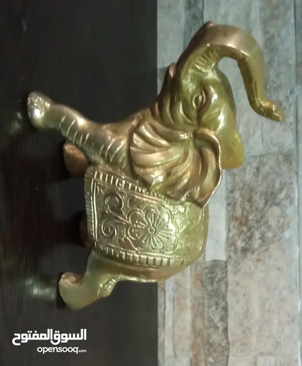 فيل نحاس منقوش