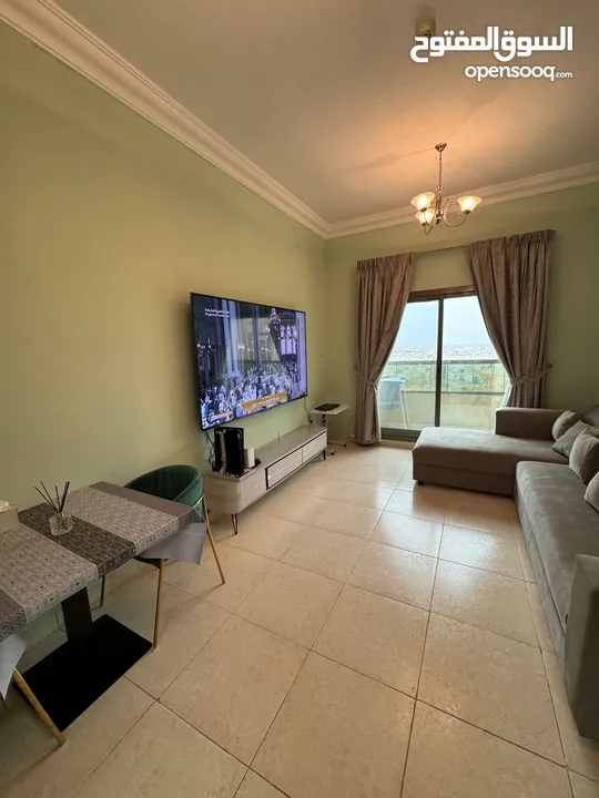 للبيع شقة فاخرة في أبراج الإمارات مع جيم، مسبح وباركينج 2 غرفة، بلكونة،، بسعر 340 ألف درهم
