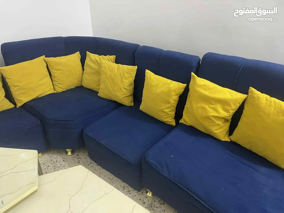 طقم كنب مع طاولات استخدام بسيط بحال لجديد