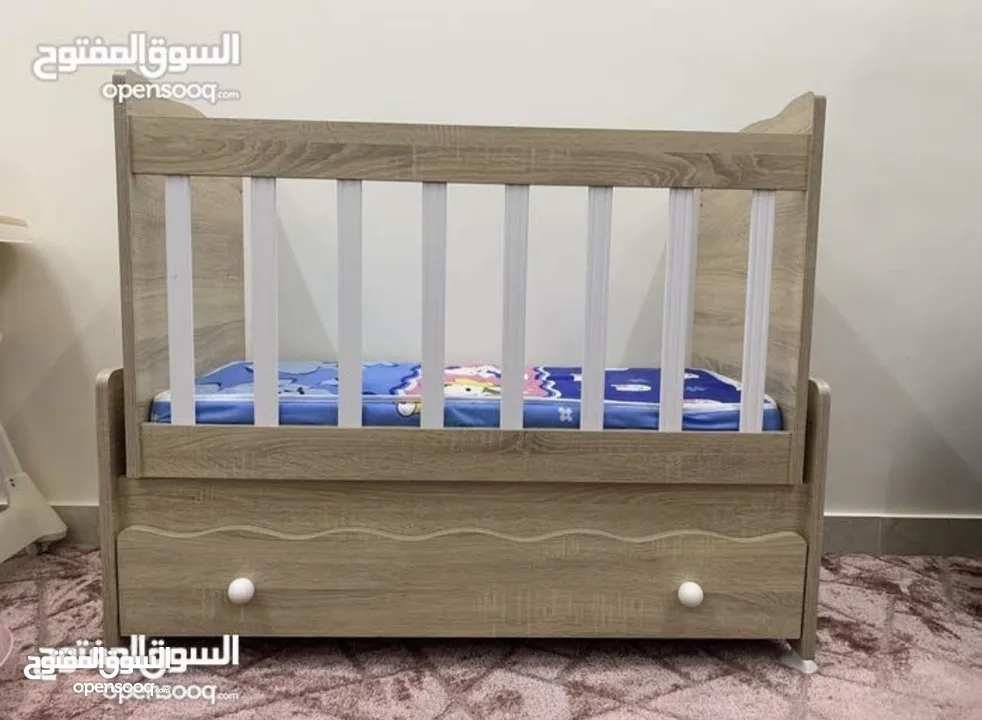سرير بيبي هزاز مع درج تخزين اسفل التخت بحالة الجديد