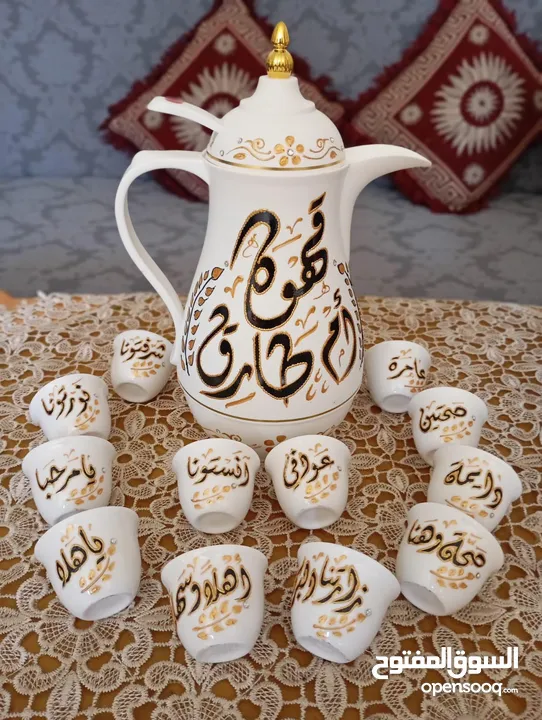 دلة قهوة مع فناجين