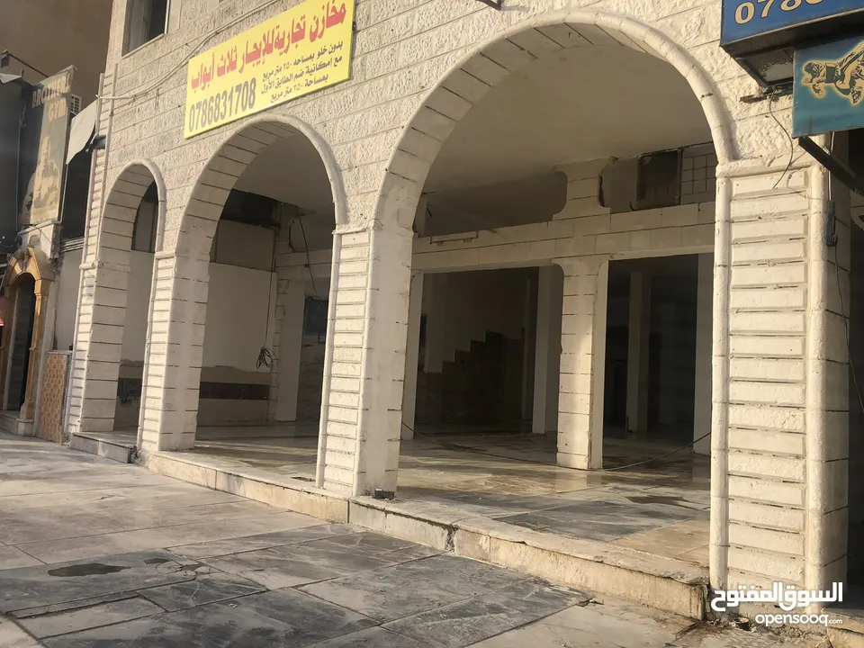 ثلاث محلات تجاريه ومخازن علي شارع 36 التجاري الزرقاء الجديدة في افضل موقع في الشارع