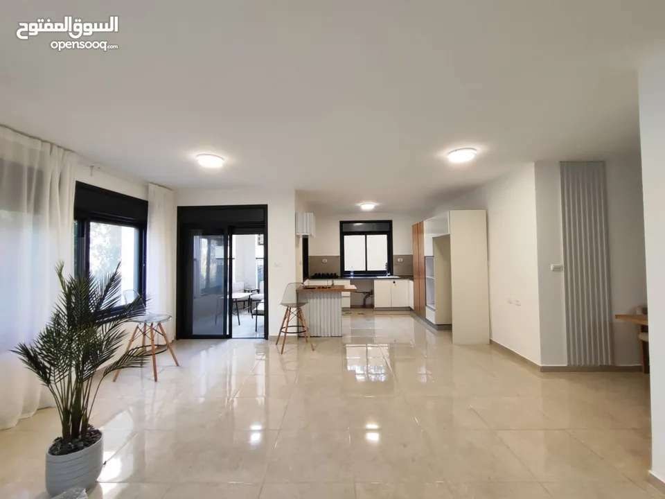 فرصة مميزة للإيجار – شقة جديدة بتشطيب راقٍ في الطيرة / رام الله