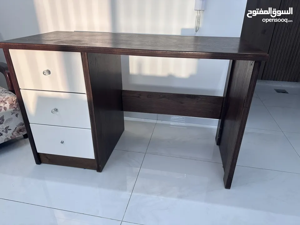 مكتب مع رفوف