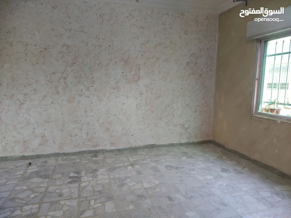 شقه استثمارية فارغه للبيع من المالك مباشرة