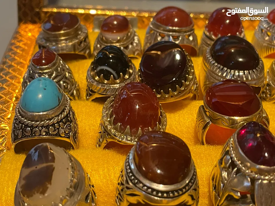 Old ruby ​​stone  حجر الياقوت القديم