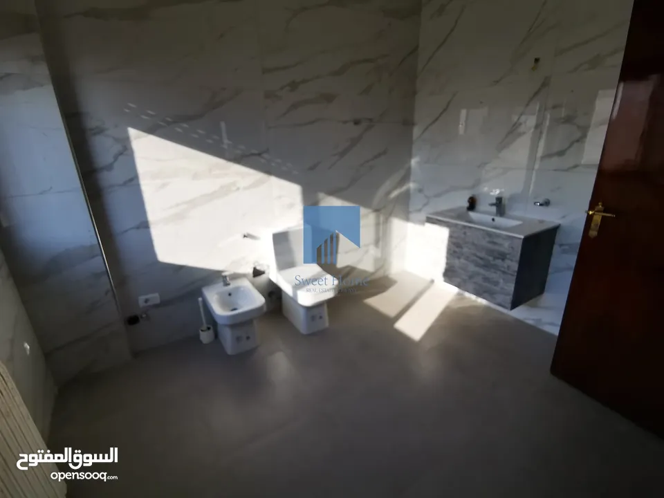 شقة طابقية فاخرة للبيع بأجمل مناطق الصويفية - خلف المدارس الأمريكية طابق ثالث 350م بسعر مغري