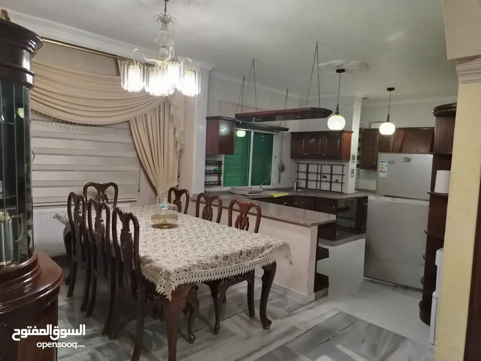 شقة أرضية للبيع في ابو نصير 240م مع مدخل مستقل وكراجين وتشطيبات فاخرة وفرش جديد بسعر مميز و اطلالة