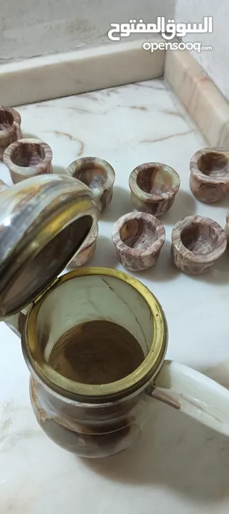 طقم دله و12فنجان من الرخام الخالص الطبيعي صناعه هنديه بالكامل لم تستخدم ابدا