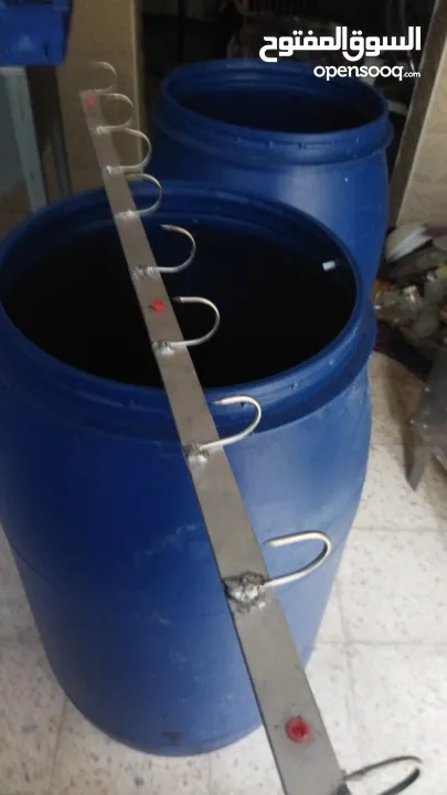 مذبح دجاج6 عيون معاطة دجاج بحالة ممتازة  اركاز عدد 2 براميل عدد 2 غاز عين لتسخين