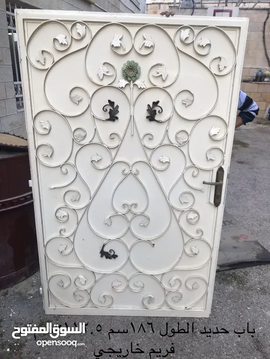 باب حديد مع برواز