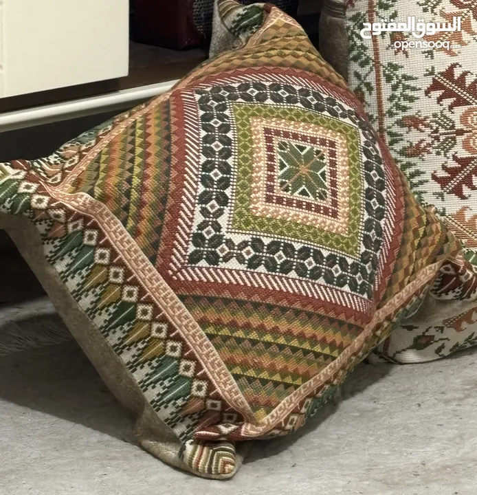 مرايه توضع بزاوية الغرف  وتعلق حجم كبير  وتطريز يدوي والألوان مميزة مع مساند ونفس الالوان للبيع