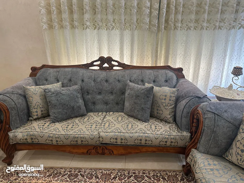 طقم كنب غرفه ضيوف مع طقم طاولات للبيع بسعر مغري